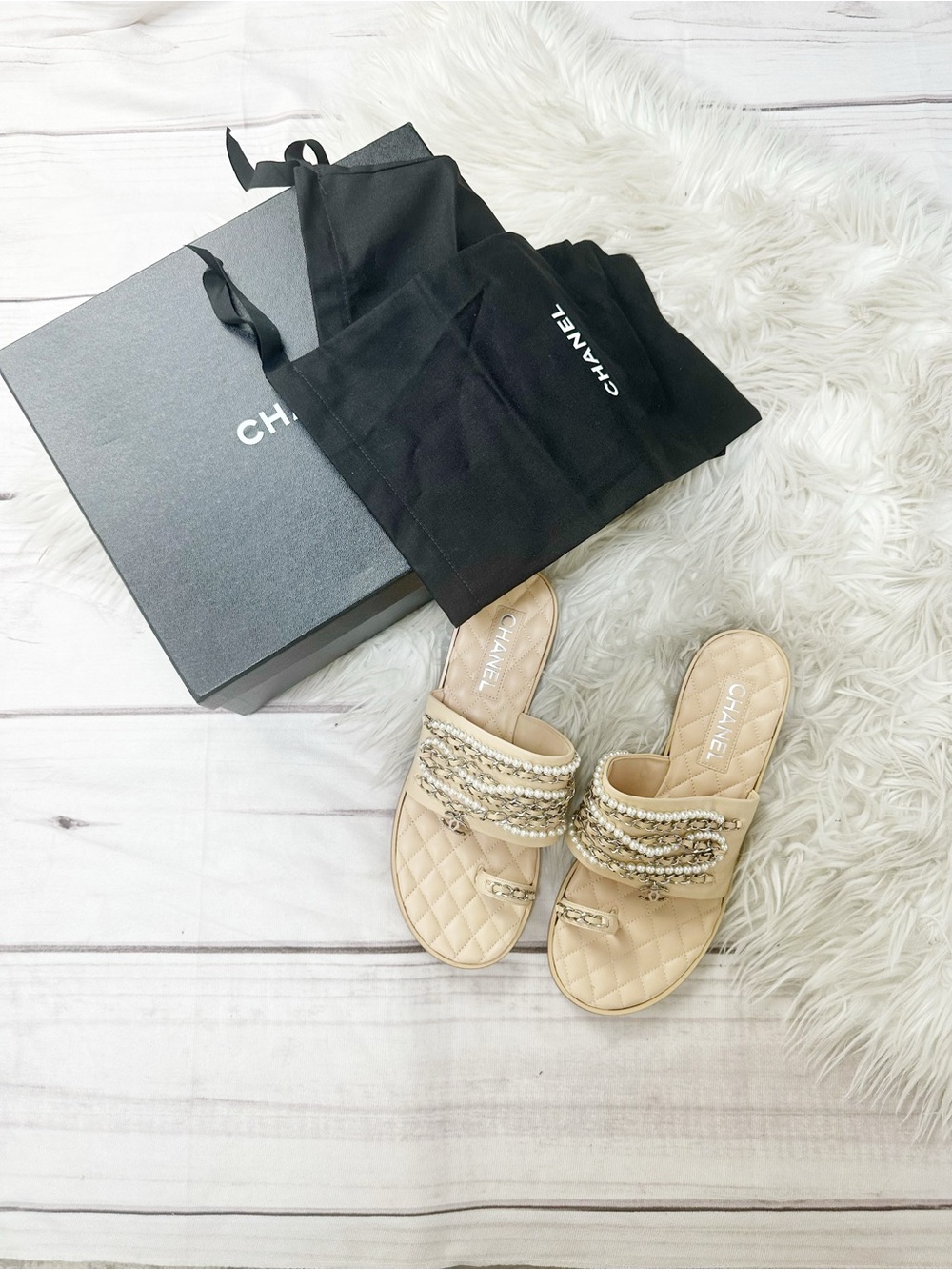 Chanel 19P Beige Pearl Chain CC Charm Quilted Lambskin Slide Sandal EU 42C - Picture 2 of 9